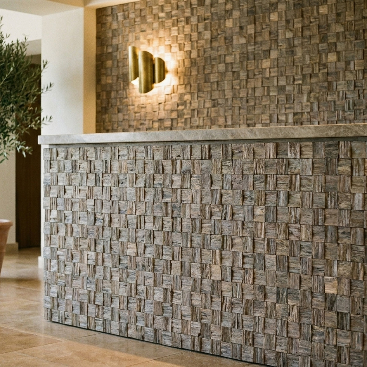 3D Houten Wandpaneel Marine Shipwood 30x30 cm bij een hotelreceptie