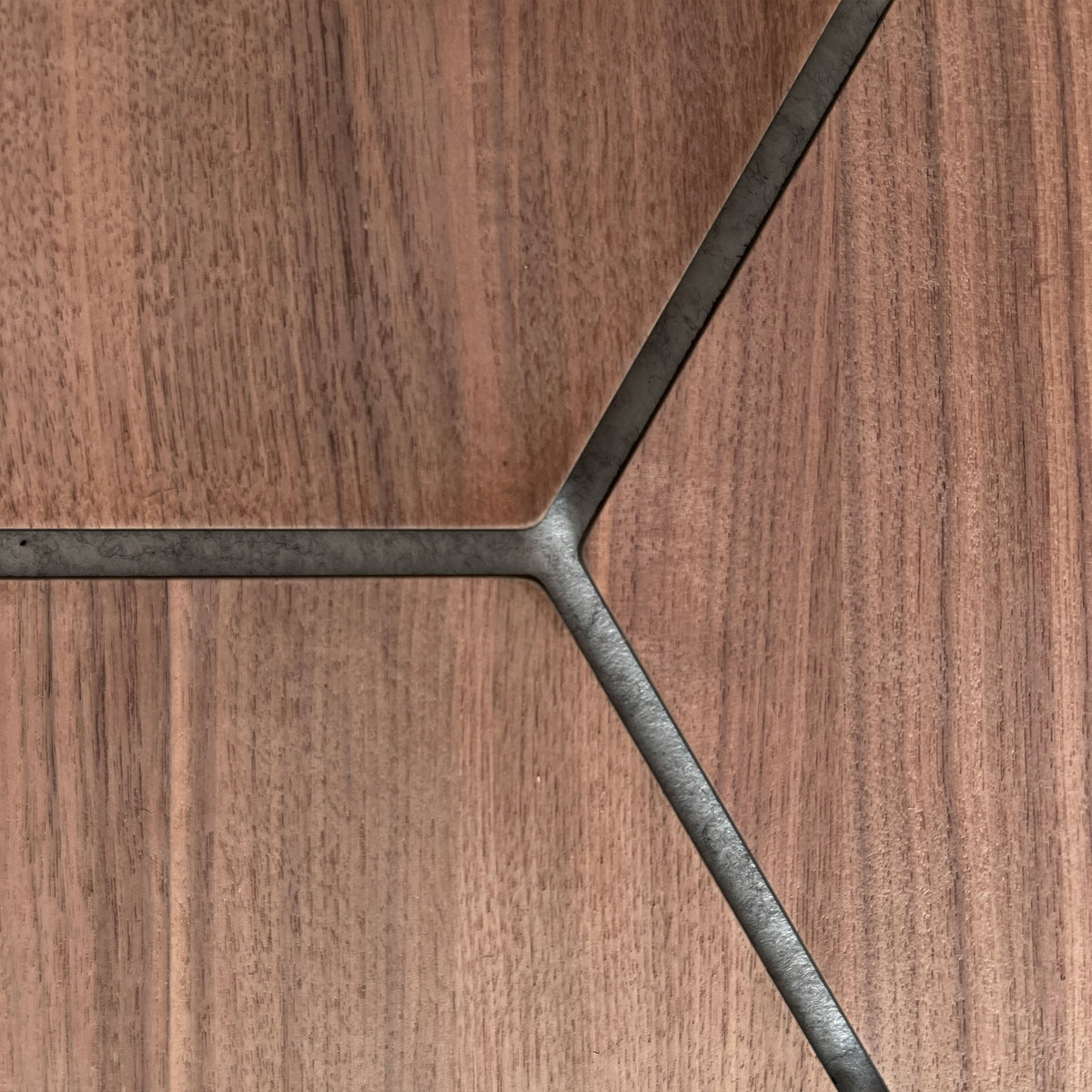 Sample hexagon wandpaneel walnoot met grijs vilt 3