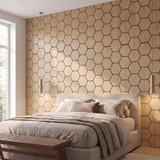 Hexagon naturel eiken akoestisch wandpaneel achter het bed in slaapkamer