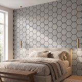 Hexagon grijs walnoot wandpaneel achter het bed in slaapkamer