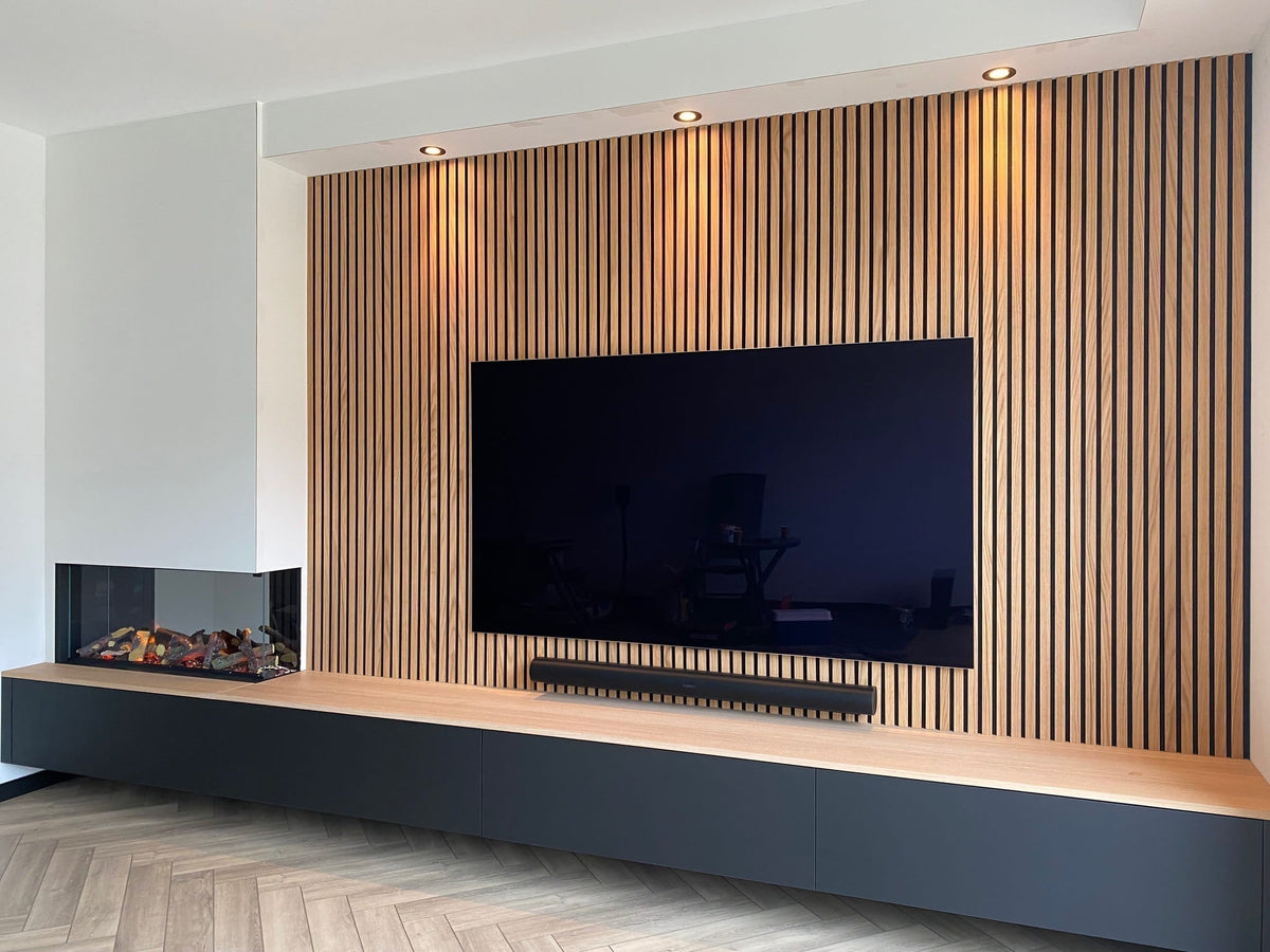 Lichte wand met houten paneel achter de TV