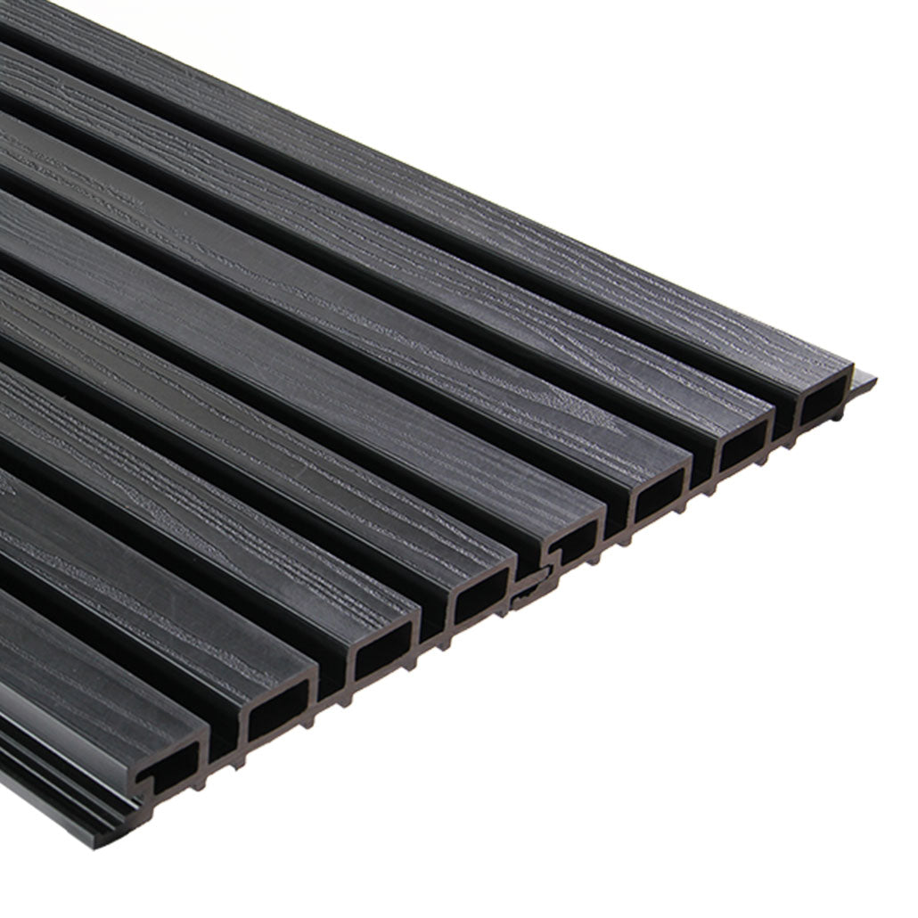 Lattenwand buiten in de kleur zwart