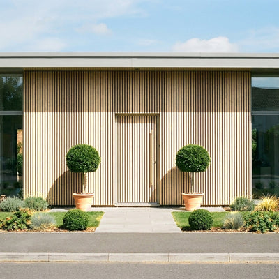 Buitenpanel Berk 290 cm composiet gevelbekleding op de gevel van een bungalow