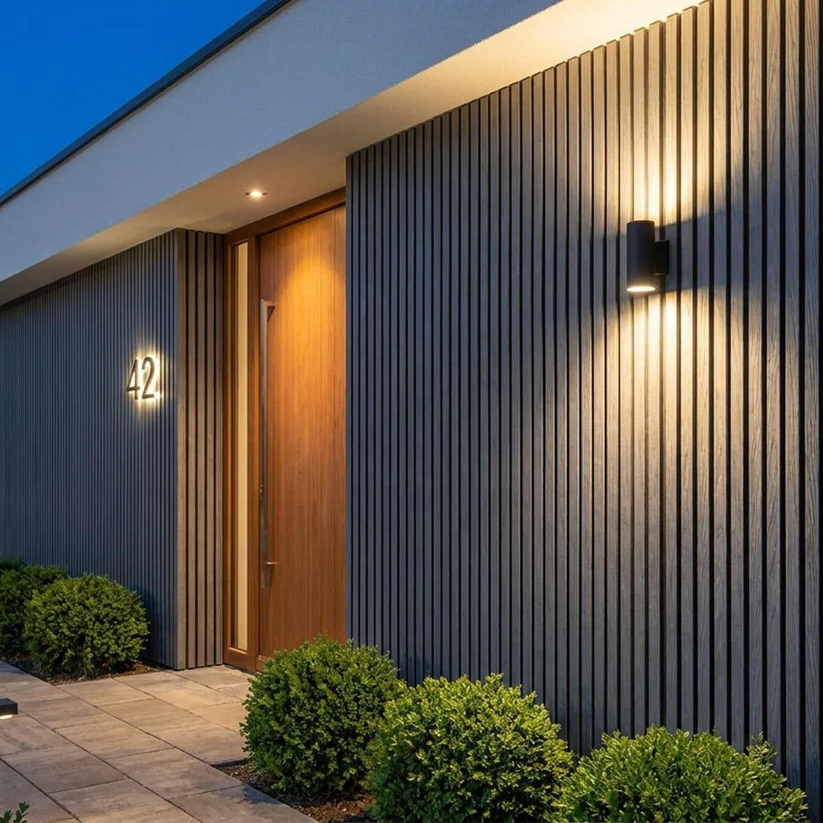 Buitenpanel Steengrijs 290 cm composiet gevelbekleding naast de voordeur
