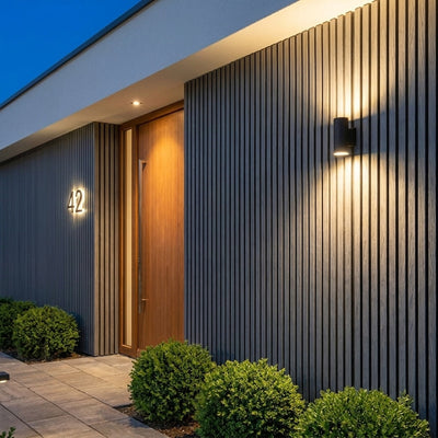 Buitenpanel Steengrijs 290 cm composiet gevelbekleding naast de voordeur