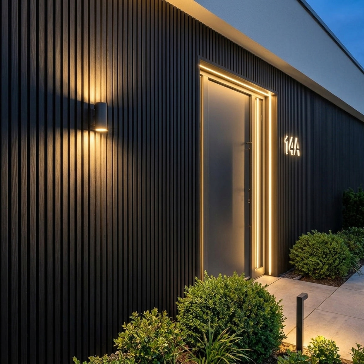 Buitenpanel Zwart 290 cm composiet gevelbekleding naast de voordeur
