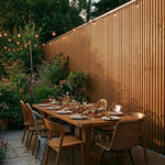 Buitenpanel Eiken 290 cm composiet gevelbekleding als tuinwand bij een diner in het gouden uur