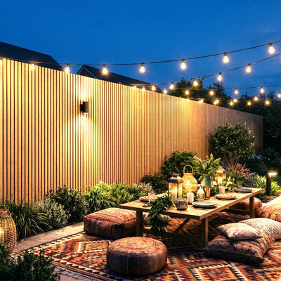 Buitenpanel Berk 290 cm composiet gevelbekleding als tuinschutting bij de eettafel in de tuin