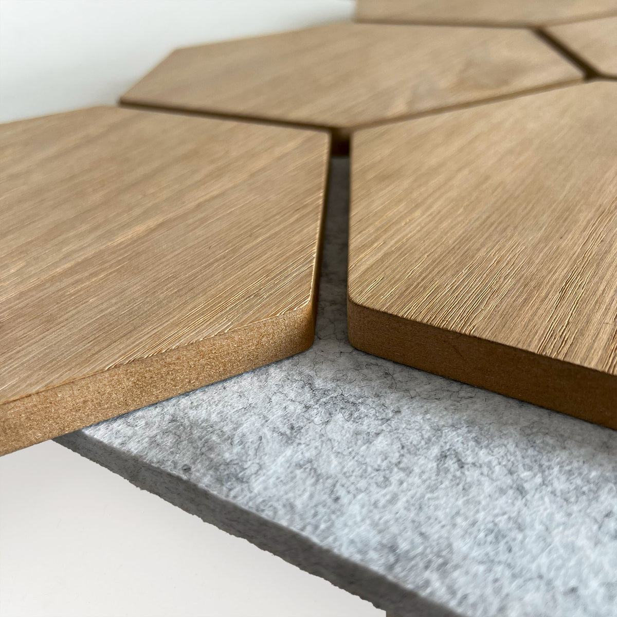 Sample hexagon wandpaneel naturel eiken met grijs vilt 3